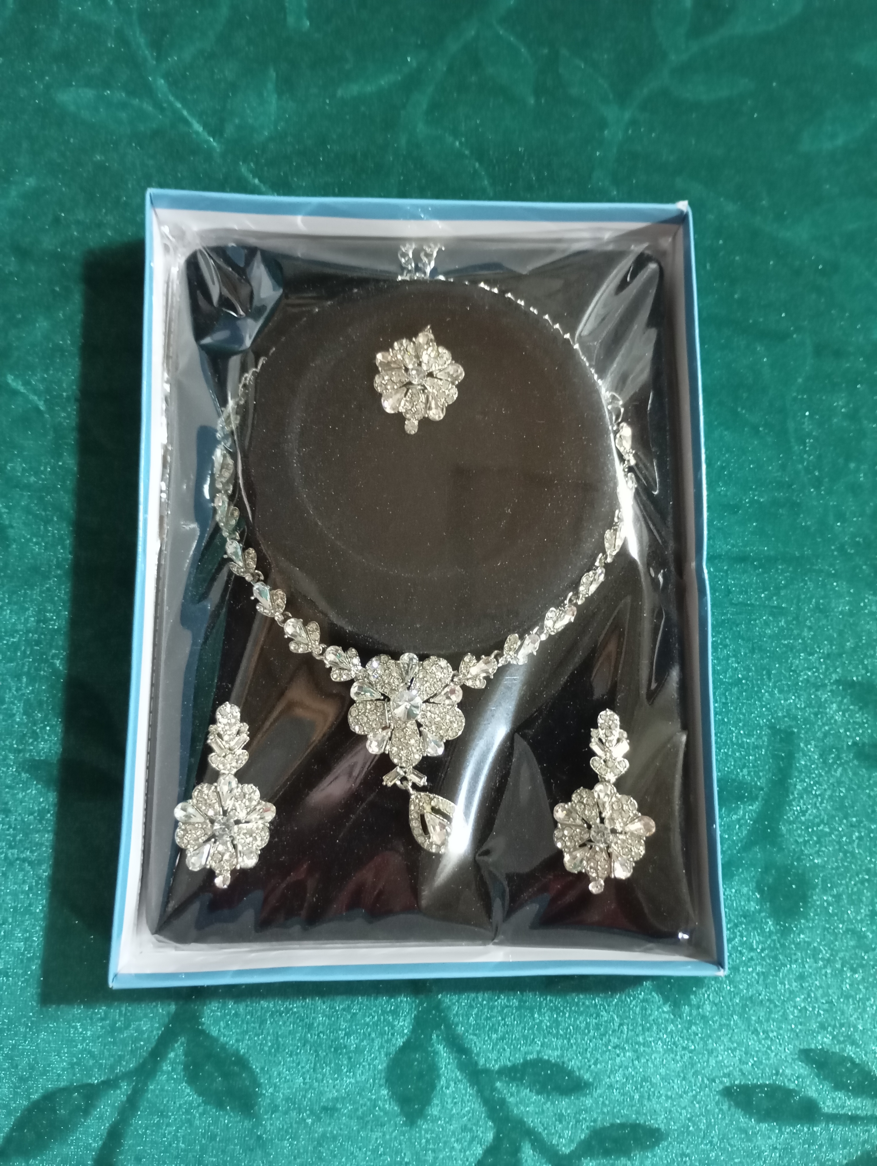 Immitation White Diamond Necklace Set ecklace
